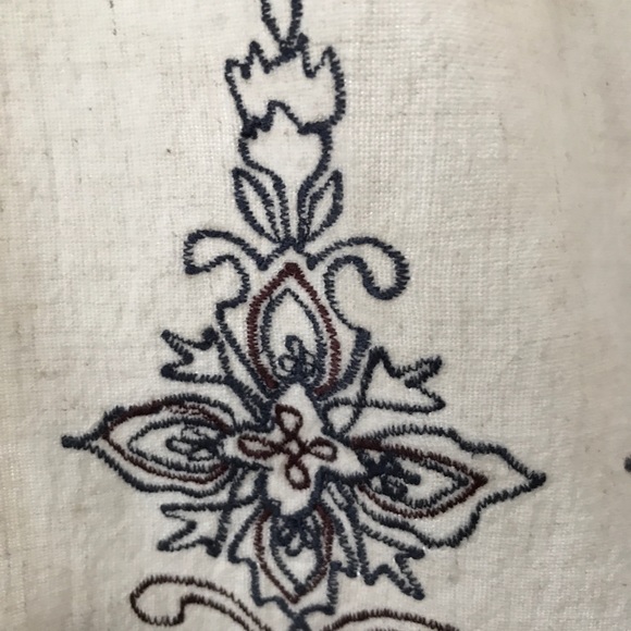 Cotton/linen button up shirt with embroidered details at waist. - Picture 2 of 7